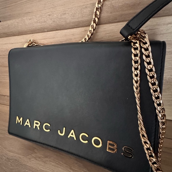 Marc Jacobs Workwear Chain Crossbody Shoulder Mini (Black  Marc Jacobs Black and Gold Crossbody Bag